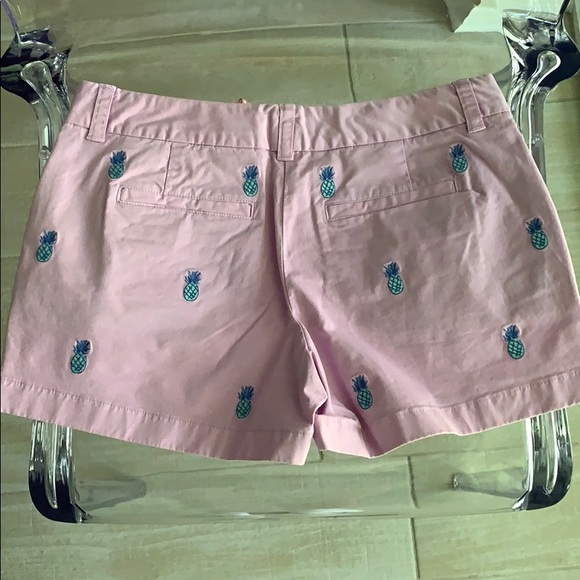 Vineyard Vines 2 1/2 inch inseam pineapple shorts! - Picture 3 of 3